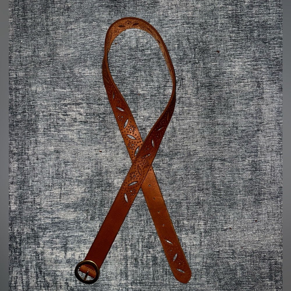This is a Lucky Brand Leather Belt in a size Medium. It is a brown leather